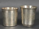 deux coupes en argent ornées de motifs, posées l'une à côté de l'autre