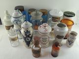 de nombreux types de bocaux et de récipients sur la table
