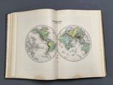 un livre ouvert sur lequel figure une carte du monde