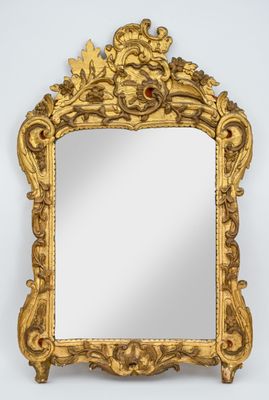 un miroir à cadre doré orné d'un motif floral sur le pourtour
