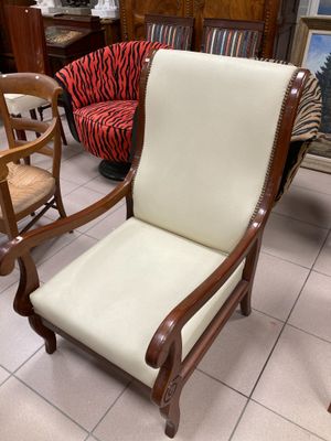 une chaise qui se trouve au milieu d'une pièce