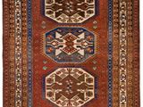 un tapis rouge et bleu orné de trois motifs différents