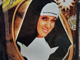 une photo d'une femme en tenue de religieuse