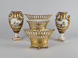 trois vases posés l'un à côté de l'autre sur une table