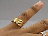 la main d'une personne à laquelle est passée une bague en or