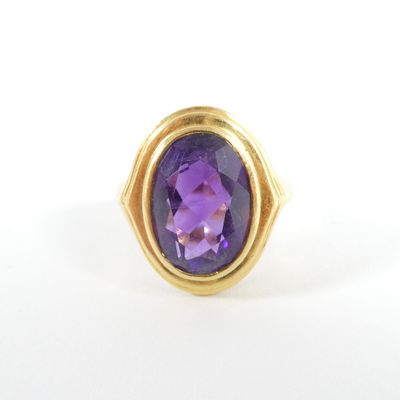 une image représentant une bague en or sertie d'une pierre violette
