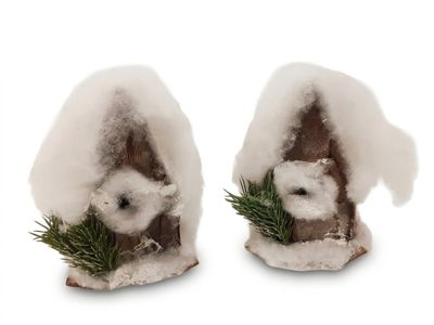 une paire de gnomes de Noël recouverts de neige, tenant une branche de sapin, devant un fond blanc
