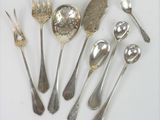 beaucoup de cuillères en argent et de cuillères sur une table