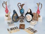 tout un tas de vases et de fourchettes de toutes sortes sur la table