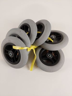 quatre roues grises auxquelles est noué un ruban jaune, sur un fond blanc