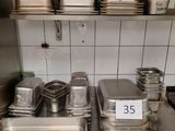 de nombreuses casseroles et poêles sur le comptoir de la cuisine