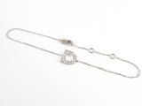 un bracelet en or blanc et diamants orné d'un pendentif en forme de cœur