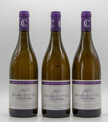 trois bouteilles de vin posées sur une table blanche