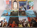 plusieurs livres sont empilés sur une table