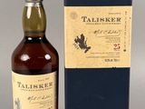 une bouteille de whisky Talsker 25 ans d'âge à côté d'une boîte