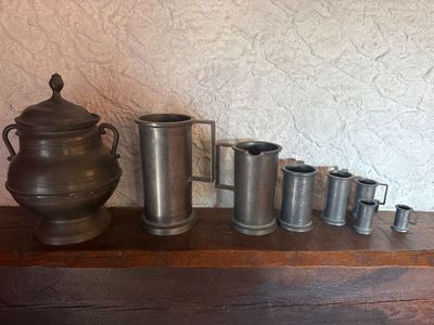 de nombreuses tasses et une théière posées sur une étagère