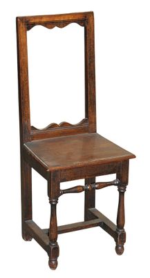 une vieille chaise en bois avec un miroir fixé au dossier
