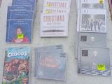 une valise rose sur laquelle sont posés divers films et CD