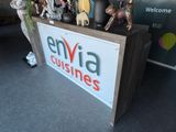 a sign that says envia customs on the front of a building