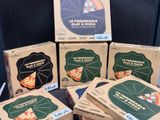 six boîtes de pizza posées les unes à côté des autres sur une table