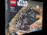 une boîte contenant un ensemble Lego Star Wars « Millennium Fighter »