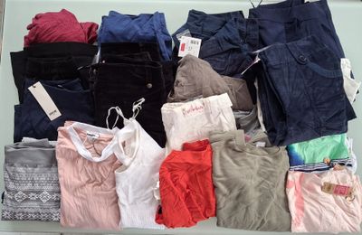 une valise remplie de vêtements posée sur une table