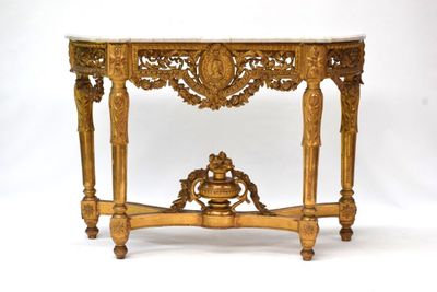 une table console en or avec un plateau en marbre