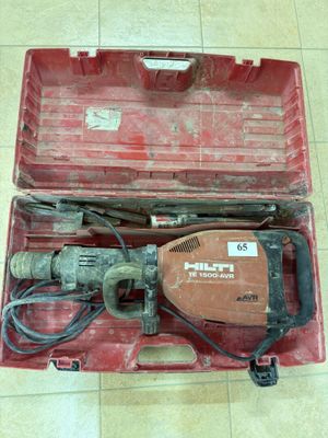 une boîte à outils rouge contenant un marteau et d'autres outils