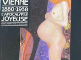 la couverture d'un livre sur laquelle figure le portrait d'une femme en robe bleue