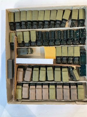 une boîte remplie de différents types de machines à écrire posée sur une table