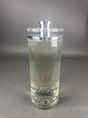 un verre contenant un liquide, posé sur une table
