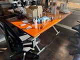une image représentant une table sur laquelle se trouvent de nombreux objets