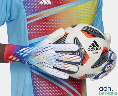 un homme tenant un ballon de football dans ses mains