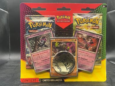 deux cartes à collectionner Pokémon, avec une pièce d'argent posée devant elles