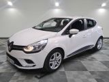 la voiture blanche est garée sur un sol en damier dans le garage
