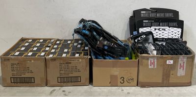 Plusieurs cartons contenant du matériel électronique sont empilés les uns sur les autres