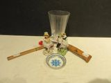 un verre orné de quelques figurines, posé à côté d'une assiette sur laquelle repose une batte de baseball