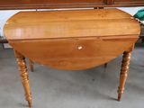 une petite table en bois avec un tiroir en dessous