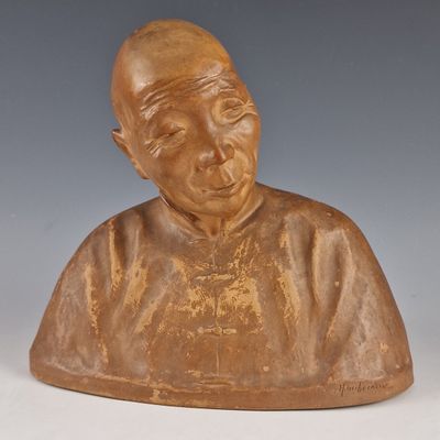 statue d'un vieil homme chauve et dégarni