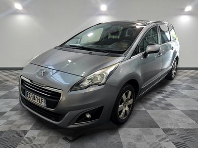 la petite voiture argentée est garée dans une grande pièce
