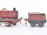 trois petits trains assis côte à côte sur une surface blanche