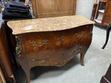 une commode au plateau en marbre dans un magasin