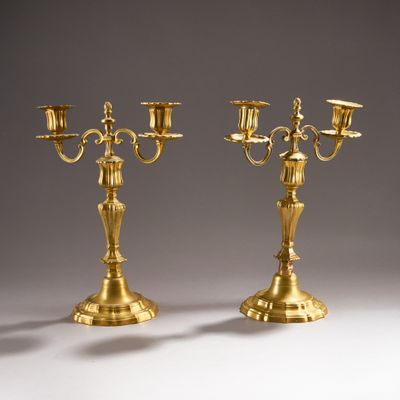 paire de candélabres anciens en laiton avec bougeoirs sur pied