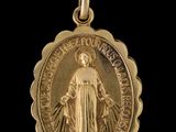 un gros plan d'une médaille d'or sur fond noir