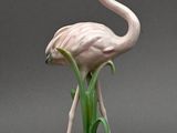 paire de figurines représentant des flamants roses avec des feuilles vertes sur fond gris
