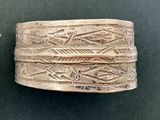 une paire de bracelets manchette en argent ornés d'un motif de poisson