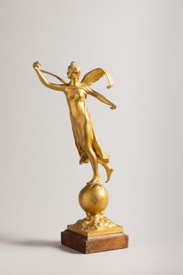 une image représentant une statue en or d'une femme tenant une raquette de tennis