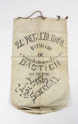 un gros plan d'un sac posé sur une surface blanche, sur lequel figurent des inscriptions