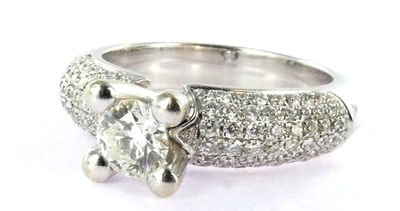 gros plan d'une bague en diamant sur fond blanc