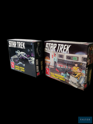 deux boîtes de jeux Star Trek sur fond noir